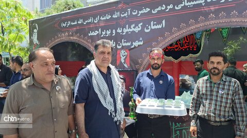 لباس خادمی بر تن مدیرکل؛ میزبانی از عزاداران «قائد امت اسلامی» در جوار حریم رضوی