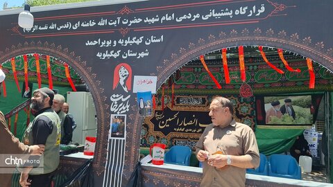 لباس خادمی بر تن مدیرکل؛ میزبانی از عزاداران «قائد امت اسلامی» در جوار حریم رضوی
