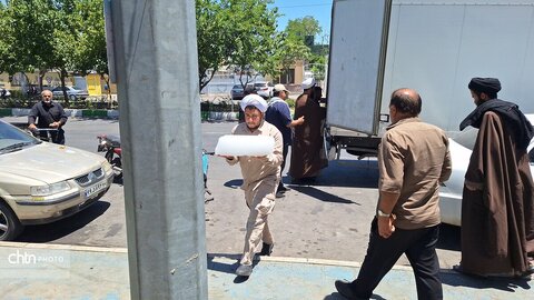 لباس خادمی بر تن مدیرکل؛ میزبانی از عزاداران «قائد امت اسلامی» در جوار حریم رضوی