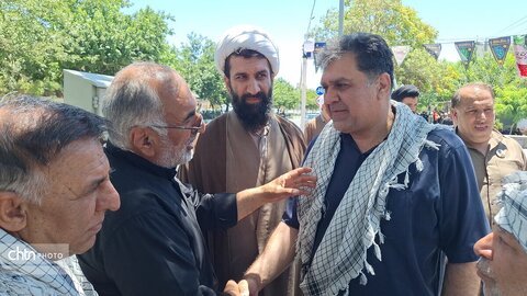 لباس خادمی بر تن مدیرکل؛ میزبانی از عزاداران «قائد امت اسلامی» در جوار حریم رضوی