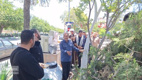لباس خادمی بر تن مدیرکل؛ میزبانی از عزاداران «قائد امت اسلامی» در جوار حریم رضوی