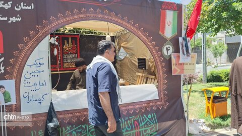 لباس خادمی بر تن مدیرکل؛ میزبانی از عزاداران «قائد امت اسلامی» در جوار حریم رضوی