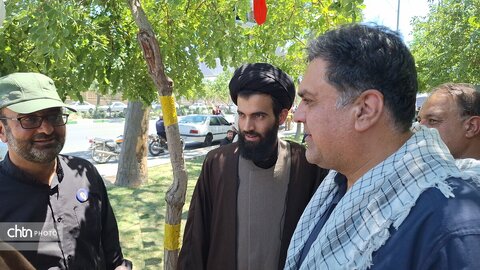 لباس خادمی بر تن مدیرکل؛ میزبانی از عزاداران «قائد امت اسلامی» در جوار حریم رضوی