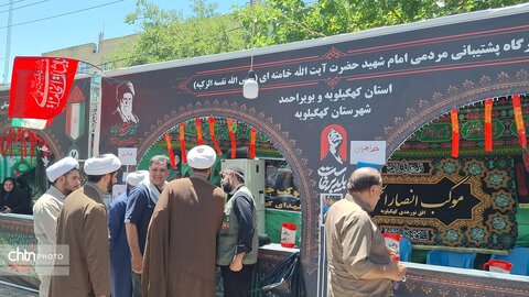لباس خادمی بر تن مدیرکل؛ میزبانی از عزاداران «قائد امت اسلامی» در جوار حریم رضوی