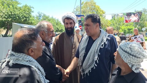 لباس خادمی بر تن مدیرکل؛ میزبانی از عزاداران «قائد امت اسلامی» در جوار حریم رضوی