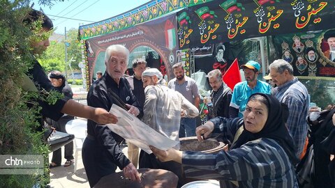 لباس خادمی بر تن مدیرکل؛ میزبانی از عزاداران «قائد امت اسلامی» در جوار حریم رضوی