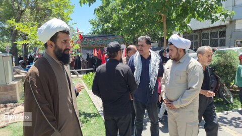 لباس خادمی بر تن مدیرکل؛ میزبانی از عزاداران «قائد امت اسلامی» در جوار حریم رضوی