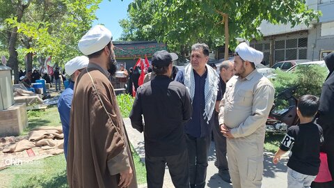 لباس خادمی بر تن مدیرکل؛ میزبانی از عزاداران «قائد امت اسلامی» در جوار حریم رضوی