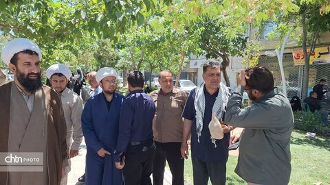 لباس خادمی بر تن مدیرکل؛ میزبانی از عزاداران «قائد امت اسلامی» در جوار حریم رضوی