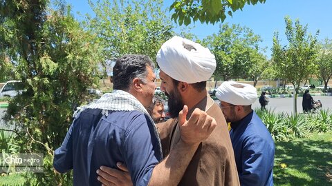 لباس خادمی بر تن مدیرکل؛ میزبانی از عزاداران «قائد امت اسلامی» در جوار حریم رضوی