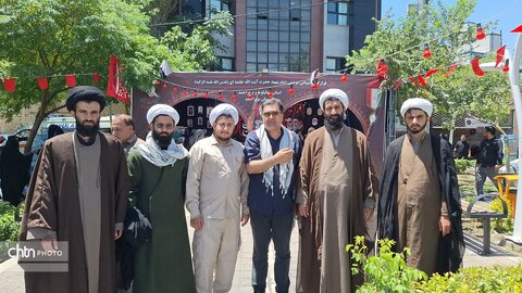 لباس خادمی بر تن مدیرکل؛ میزبانی از عزاداران «قائد امت اسلامی» در جوار حریم رضوی