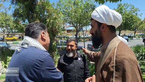 لباس خادمی بر تن مدیرکل؛ میزبانی از عزاداران «قائد امت اسلامی» در جوار حریم رضوی