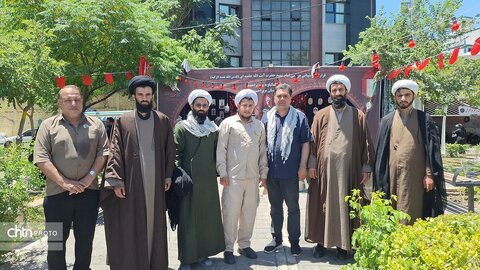 لباس خادمی بر تن مدیرکل؛ میزبانی از عزاداران «قائد امت اسلامی» در جوار حریم رضوی