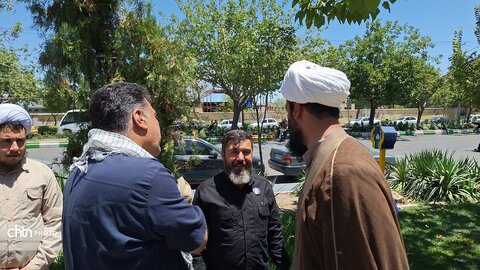 لباس خادمی بر تن مدیرکل؛ میزبانی از عزاداران «قائد امت اسلامی» در جوار حریم رضوی