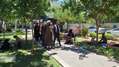 لباس خادمی بر تن مدیرکل؛ میزبانی از عزاداران «قائد امت اسلامی» در جوار حریم رضوی