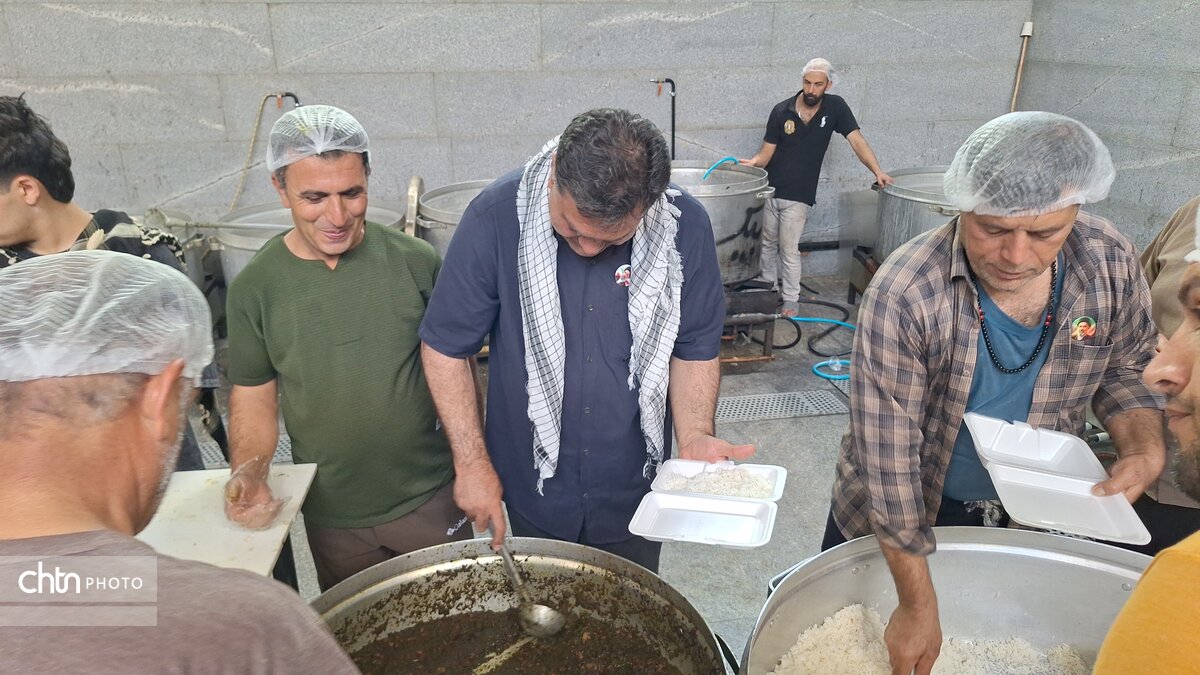 تکریم زائران با خدمت بی‌منت/ حضور عملی و میدانی مدیرکل میراث‌فرهنگی کهگیلویه و بویراحمد در صف اول خدمت به زائران مشهد