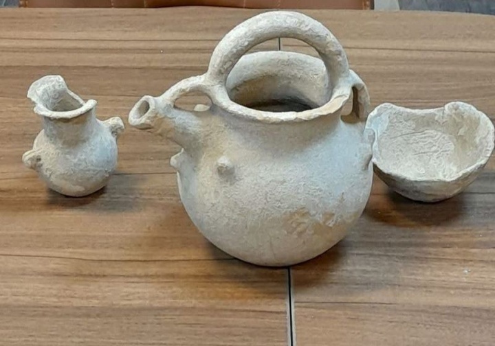 اهدای 3 شیء تاریخی مربوط به عصر آهن به اداره‌کل میراث‌فرهنگی استان ایلام