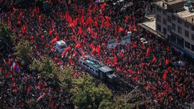 روحانی کاشانی با پای شکسته در تشییع آقای شهید ایران در تهران