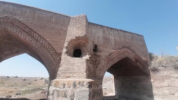 آسیب به پل تاریخی قیرمیزی کورپی اردبیل در اثر حفاری غیرمجاز اتفاق افتاده است/ موضوع از طریق مراجع انتظامی در حال پیگیری است