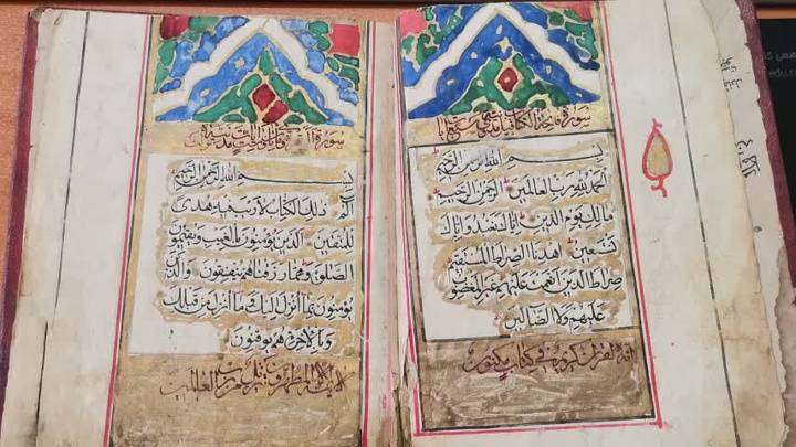 میراث مکتوب همدان غنی‌تر شد/ اهدای ۵۴ جلد قرآن خطی قاجاری به مرکز اسناد