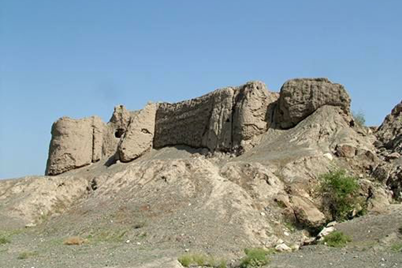 قلعه کمیز؛ دژی خشتی بر فراز صخره‌های رودان، روایتگر شکوه معماری دفاعی جنوب ایران