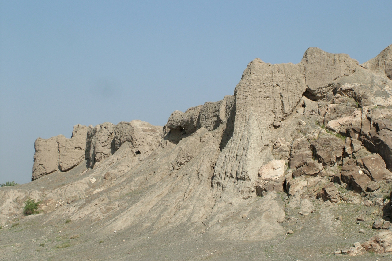 قلعه کمیز؛ دژی خشتی بر فراز صخره‌های رودان، روایتگر شکوه معماری دفاعی جنوب ایران
