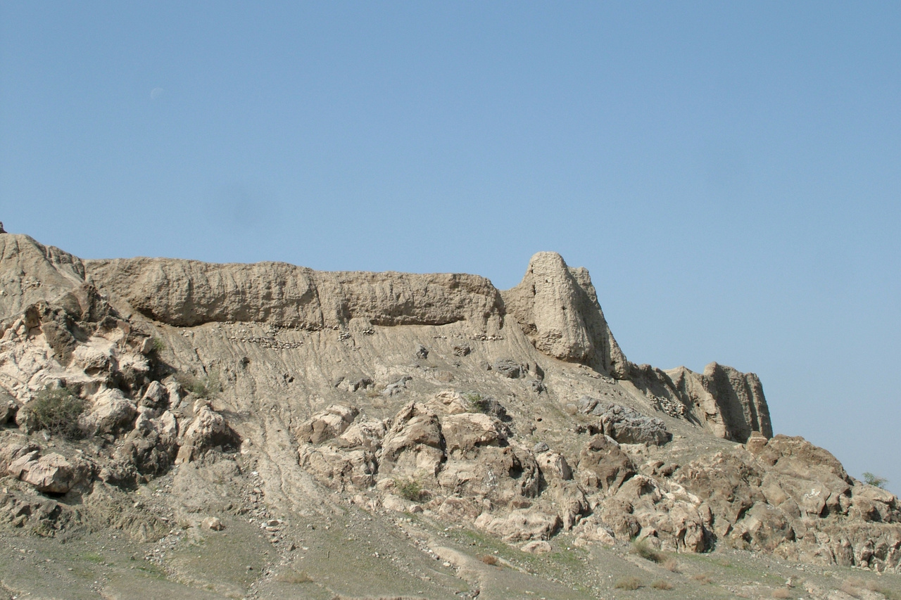 قلعه کمیز؛ دژی خشتی بر فراز صخرههای رودان، روایتگر شکوه معماری دفاعی جنوب ایران