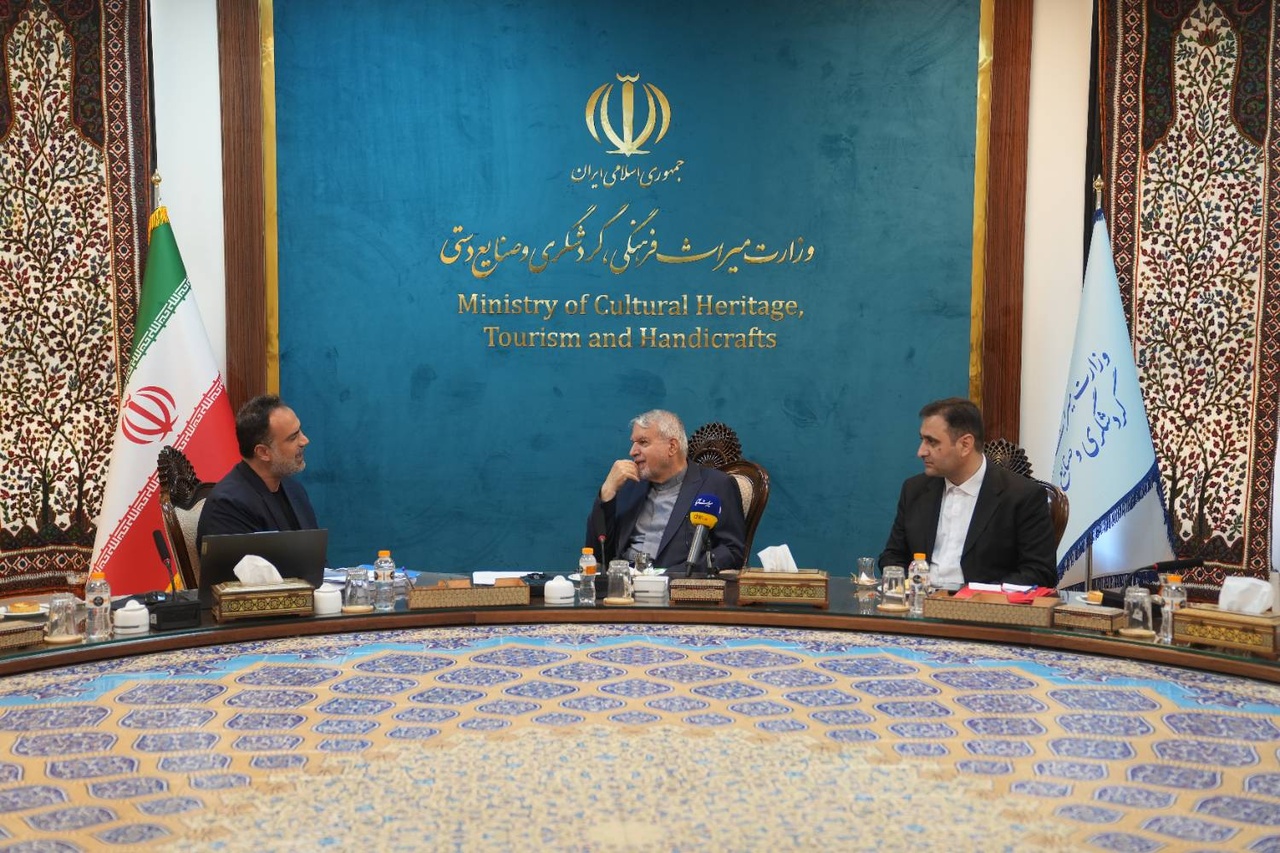 نشست وزیر میراثفرهنگی، گردشگری و صنایعدستی با سرمایهگذاران/ تاکید بر تسریع در رفع موانع اجرایی