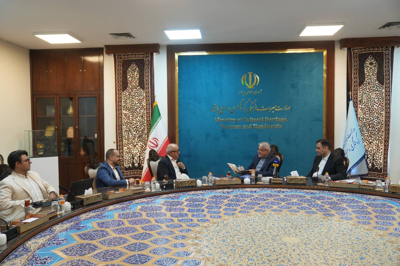 نشست وزیر میراثفرهنگی، گردشگری و صنایعدستی با سرمایهگذاران/ تاکید بر تسریع در رفع موانع اجرایی