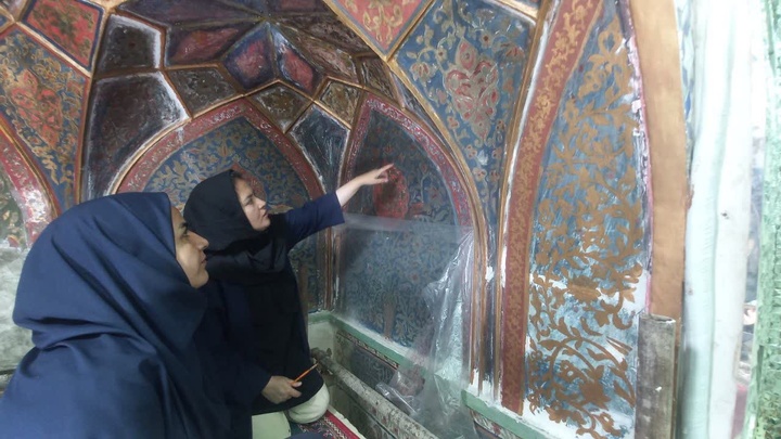 فاز نخست مرمت دیوار نگاره‌های تاریخی امامزاده عبدالله (ع) بافق در مراحل پایانی