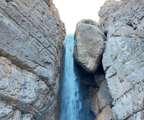 آبشار نمک سیسخت؛ پدیدهای نادر در دامنه دنا