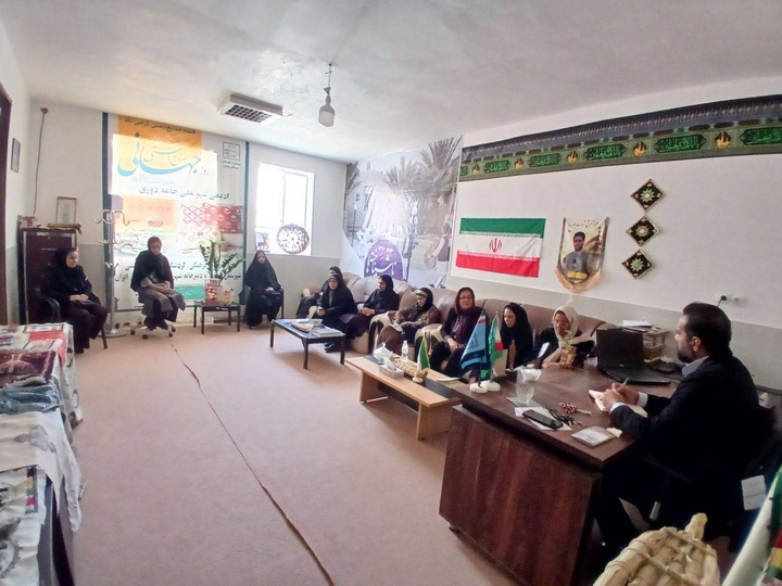 گردهمایی مربیان خامهدوزی نیمروز برای بررسی راهکارهای توسعه این هنر اصیل برگزار شد گردهمایی مربیان خامهدوزی نیمروز برای بررسی راهکارهای توسعه این هنر اصیل برگزار شد