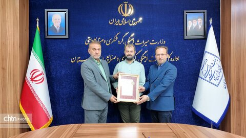 گواهینامه درجه ۲ هنری به صنعتگر صنایع‌دستی اهوازی رسید