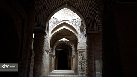 بازی نور و سایه در مسجد جامع عتیق اصفهان