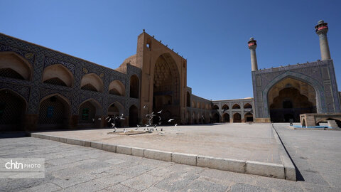 بازی نور و سایه در مسجد جامع عتیق اصفهان