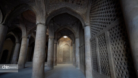 بازی نور و سایه در مسجد جامع عتیق اصفهان