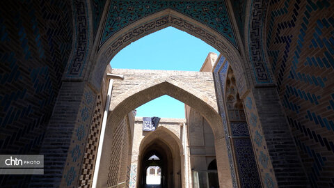 بازی نور و سایه در مسجد جامع عتیق اصفهان