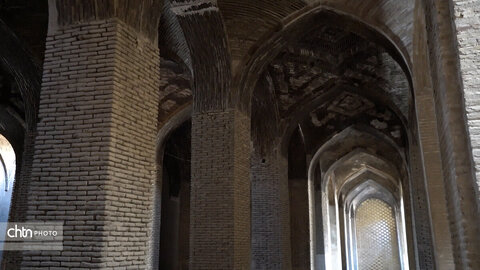 بازی نور و سایه در مسجد جامع عتیق اصفهان