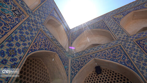 بازی نور و سایه در مسجد جامع عتیق اصفهان