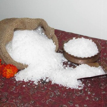 برداشت سنتی نمک از چشمه طبیعی وشته؛ جلوه‌ای از ظرفیت‌های زیست‌بوم و گردشگری طالقان