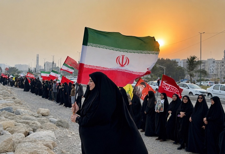 نمایش اقتدار ساحل نشینان هرمزگان در زنجیره انسانی جان فدایان خلیج فارس