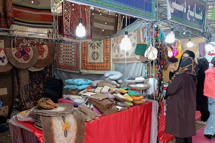 تلاش مدیریت صنایع‌دستی کرمانشاه برای احیای بازار هنرمندان/ برگزاری هفته‌بازار صنایع‌دستی در پارک‌های کرمانشاه با همکاری شهرداری