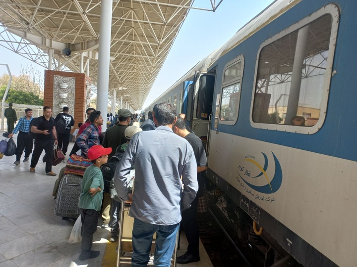 فروش بلیت قطار اربعین در مسیر زاهدان به خرمشهر آغاز شد فروش بلیت قطار اربعین در مسیر زاهدان به خرمشهر آغاز شد