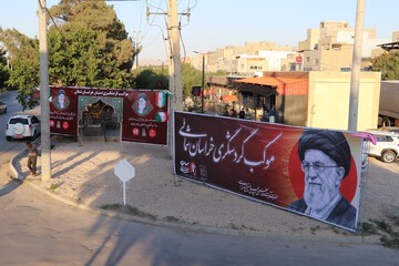 خدمت‌رسانی خادمان میراث‌فرهنگی به زائران رهبر شهید در ورودی بجنورد