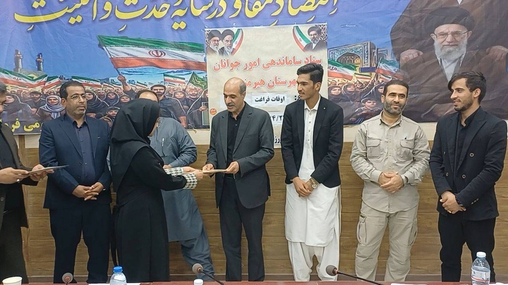 بانوان صنعتگر هیرمند گواهینامه مُهر اصالت ملی دریافت کردند بانوان صنعتگر هیرمند گواهینامه مُهر اصالت ملی دریافت کردند