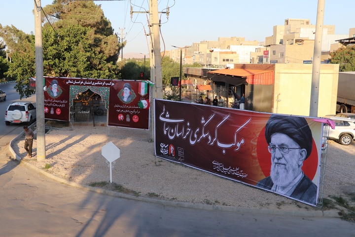 خدمت‌رسانی خادمان میراث‌فرهنگی به زائران رهبر شهید در ورودی بجنورد
