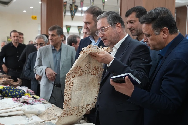 بازدید استاندار آذربایجان‌ غربی از نمایشگاه صنایع‌دستی و مشاغل خانگی