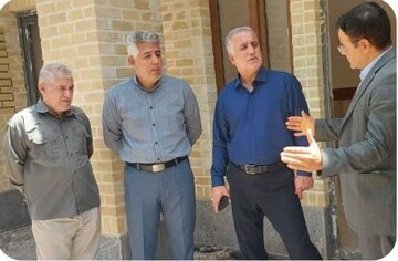 بازدید شهردار و رئیس شورای شهر وحیدیه از برج مقبره بابامحمود