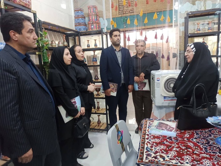 بازدید مدیرکل دفتر امور بانوان و خانواده استانداری تهران از بازارچه صنایع‌دستی حرم مطهر آستانه امامزاده جعفر(ع) پیشوا