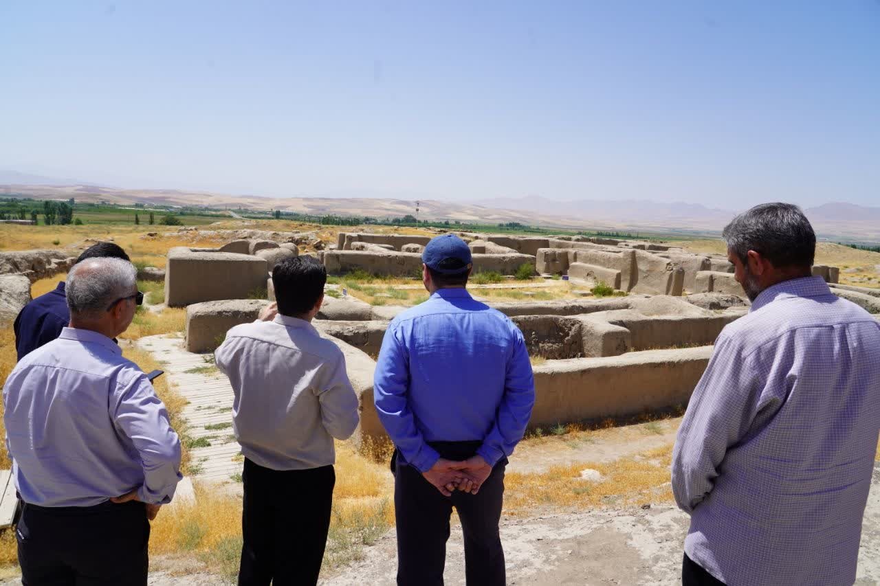بازدید مقامات وزارت میراثفرهنگی از تپه حسنلو برای شناسایی ظرفیتهای گردشگری
